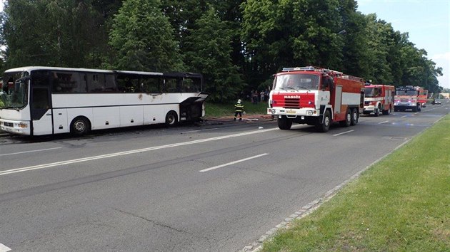 Por zachvtil ve Frentt pod Radhotm na Novojinsku autobus, v nm cestovalo 35 dt a pt dosplch.