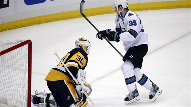 Logan Couture ze San Jose prv pekonal branke Pittsburghu Matta Murrayho.