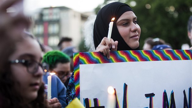 Muslimka Zuleyha Ozonderov pila stejn jako ada dalch muslim uctt pamtku obt masakru a zrove zdraznit, e toky odsuzuje. stelec Mateen se hlsil k radiklnmu islmu.