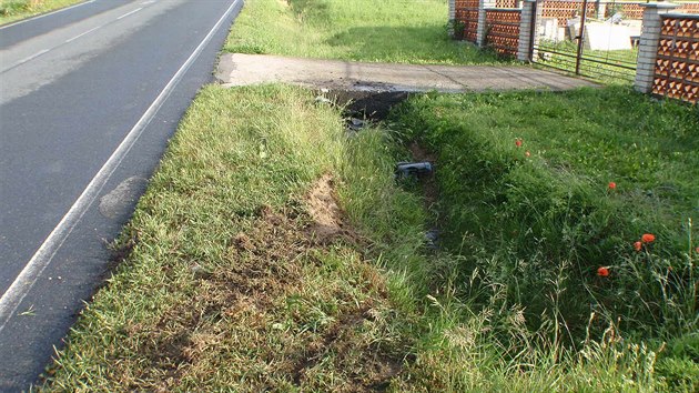 Auto nejprve sjelo do pkopu a narazilo do betonovho njezdu ke hbitovu.