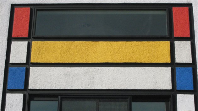 Typick barvy obraz Mondriana - ern, erven, lut a modr - se objevuj i na domech, vetn geometrickch tvar.