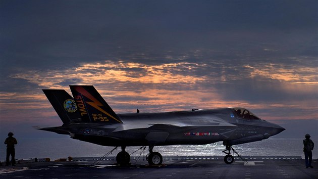 F-35B na zkuebnm letu na palub USS Wasp u pobe Severn Karolny (19. srpna 2013)