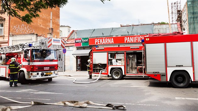 Pi pondlnm poru na Smchov shoela st stechy obchodu s italskmi potravinami. Nkolik lid bylo evakuovno, nikdo nebyl zrann (13.6.2016)