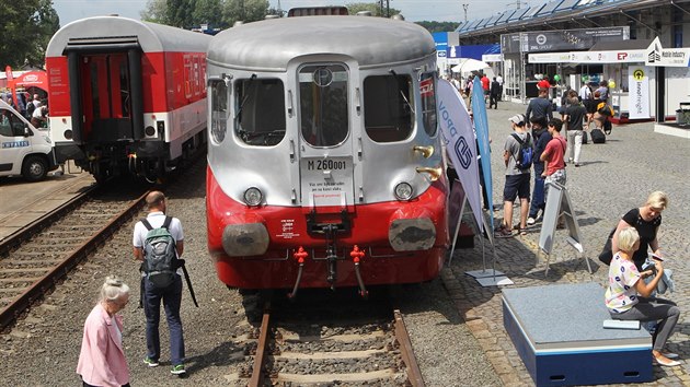 Nejvt klenot vstavy je historick motorov M 260.001 zvan Stbrn p vyroben v roce 1938. Rekonstrukce pila na 33 milion a trvala pt let, v Ostrav se poprv pedstavuje veejnosti. Vz jezdil jen krtce po vlce, v roce 1952 byl odstaven. Jeho majitelem je te Vzkumn stav eleznin, kter pat eskm drahm. Motorov vz s 64 msty k sezen vyvinula prask lokomotivka KD na zklad poptvky tehdejch sttnch drah.