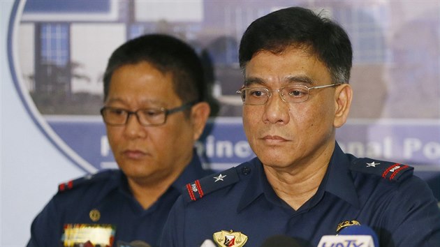 Mluv filipnsk policie na tiskov konferenci potvrdili, e hlava v igelitovm pytli, kterou nali vojci, skuten patila Kanaanovi Robertu Hallovi (16. ervna 2016).