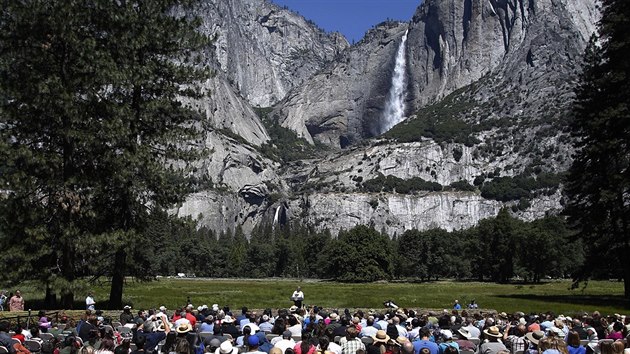 Americk prezident Barack Obama pijel v ptek 17. ervna na tdenn nvtvu Yosemitskho nrodnho parku. Za nm je vidt nejvy vodopd v Kalifornii Yosemite Falls.