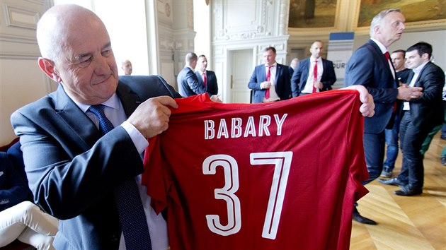 Serge Babary, starosta Tours, pijal dres esk fotbalov reprezentace.