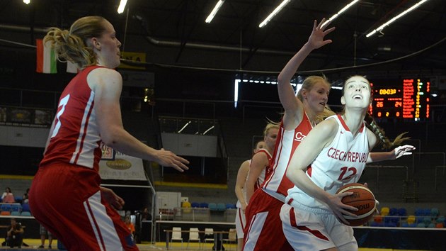 Juniorsk basketbalov reprezentantka Klra Kivnkov (vpravo) v souboji s Betou Adamcovou ze seniorskho vbru. Vlevo h Alena Hanuov.