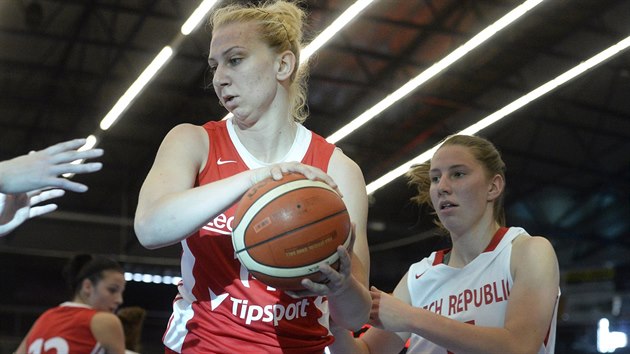 Basketbalov reprezentantka Klra Vojtkov (vlevo) v souboji s lenkou juniorskho vbru Sarah Bernkovou.