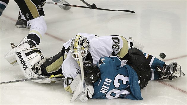 Pittsbursk glman Matt Murray (v blm) zalehl Matta Nieta ze San Jose.