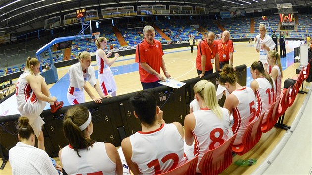 Ivan Bene hovo k eskm basketbalistkm bhem oddechovho asu.