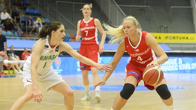 esk basketbalistka Michaela Stejskalov  (vpravo) v duelu s Maarskem.