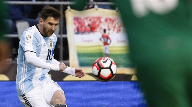 Lionel Messi z Argentiny posl m k brance Bolvie.
