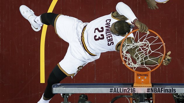 LeBron James (23) z Clevelandu prv zasmeoval do koe Golden State.