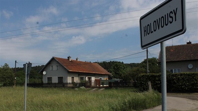 Nenpadn dm u hlavn silnice na okraji Holovous, kde mli partyzni v kvtnu 1945 ve viki kulometn hnzdo.