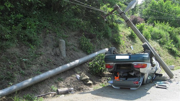 Subaru na Rychnovsku perazilo elektrick veden (12.6.2016).