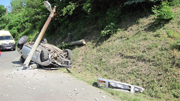 Subaru na Rychnovsku perazilo elektrick veden (12.6.2016).