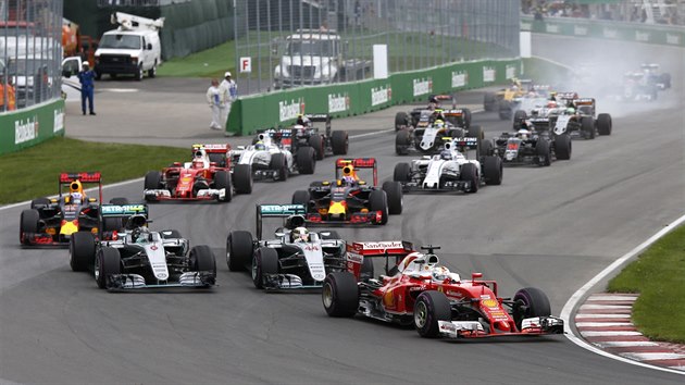 Momentka z Velk ceny Kanady, vpedu je Sebastian Vettel.
