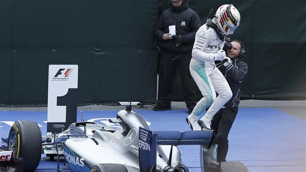 Lewis Hamilton slav triumf ve Velk cen Kanady.