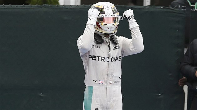 Lewis Hamilton slav triumf ve Velk cen Kanady.