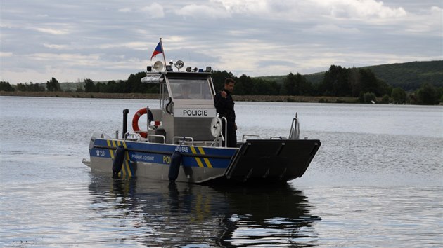 Policist zaali na Novch Mlnech pouvat katamarn.