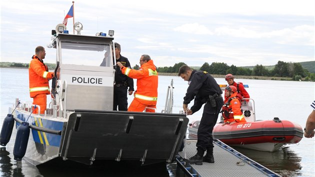 Policist zaali na Novch Mlnech pouvat katamarn.