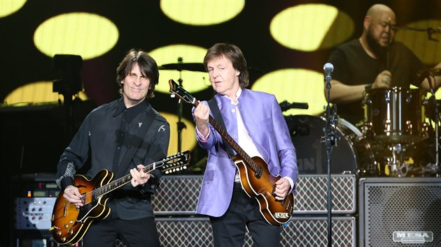Paul McCartney s kytaristou Rustym Andersonem (16. ervna 2016, O2 arena, Praha)