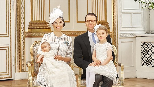 vdsk korunn princezna Victoria, jej manel princ Daniel a jejich dti princ Oscar a princezna Estelle (Stockholm, 27. kvtna 2016)