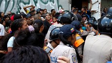 Venezuela je na prahu humanitární krize a hladovjící lidé se ped supermarkety...