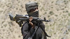 Bojovník islamistického hnutí Taliban v provincii Herát (2. kvtna 2016)