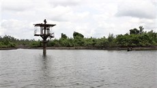 Delta Nigeru je po desetiletích tby zamoená ropou. (2. ervna 2016)