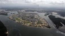 Delta Nigeru je po desetiletích tby zamoená ropou.