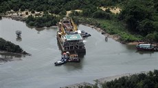 Ropná plošina společnosti Shell v deltě Nigeru na archivním snímku. Ropná plošina společnosti Shell v deltě Nigeru na archivním snímku.