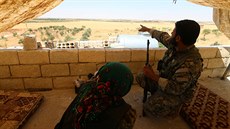 Bojovníci SDF nedaleko severosyrského msta Manbid (13. ervna 2016)