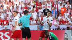 Devatenáctiletý polský talent Bartosz Kapustka právě dostal žlutou kartu. Devatenáctiletý polský talent Bartosz Kapustka právě dostal žlutou kartu.