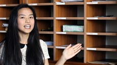 Hoang Anh Nguyen, absolventka gymnázia Cheb, vysvětluje Dirichletův princip, za... Hoang Anh Nguyen, absolventka gymnázia Cheb, vysvětluje Dirichletův princip, za...