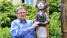 Jan Vajz z úřadu druhého městského obvodu ukazuje poškození sochy ve... Jan Vajz z úřadu druhého městského obvodu ukazuje poškození sochy ve...