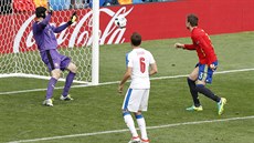 ROZHODUJÍCÍ OKAMIK. panlský stoper Gerard Piqué stílí jediný gól zápas.