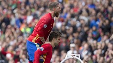 OSLAVY. panltí obránci Sergio Ramos (nahoe) a Gerard Piqué slaví vítzný...