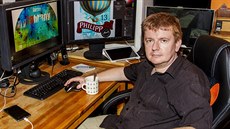 Petr Bíma navrhoval obaly cédéček skupině Jarret (levý monitor) i etikety pro... Petr Bíma navrhoval obaly cédéček skupině Jarret (levý monitor) i etikety pro...