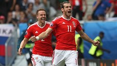 JE TAM! Gareth Bale bí oslavit první gól Walesu v historii evropských...