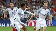 JE TAM! Eric Dier poslal Anglii do vedení perfektní stelou ze standardní...