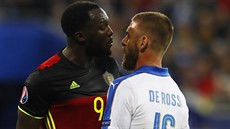 Romelu Lukaku z Belgie (vlevo) a zkuený Ital Daniele De Rossi (vpravo) v hádce...