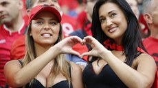 DO BOJE! Fanynky Albánie pejí svým oblíbencm v zápase s domácími Francouzi.