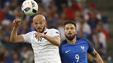 Arlind Ajeti (vlevo) a Olivier Giroud (vpravo) v souboji bhem utkání Francie s...