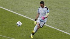 Zkuený branká Itálie Gianluigi Buffon odkopává mí pi utkání se védy.