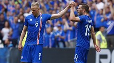 Islanané Kolbeinn Sigthórsson (vlevo) a Gilfy Sigurdsson (vpravo) a jejich...