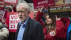 Lídr labouristů Jeremy Corbyn během setkání s voliči před referendem o... Lídr labouristů Jeremy Corbyn během setkání s voliči před referendem o...