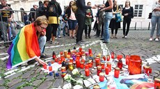 Pieta před americkou ambasádou v Praze za oběti střelby v Orlandu (13. června... Pieta před americkou ambasádou v Praze za oběti střelby v Orlandu (13. června...