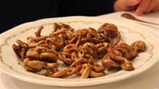 Takhle vypadají střívka samotná, říká se jim pajata arrosto. Servírují-li se se... Takhle vypadají střívka samotná, říká se jim pajata arrosto. Servírují-li se se...